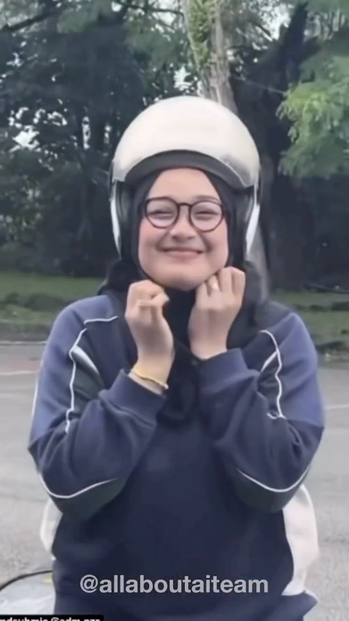 Mai Kedai Makan Naik Moto Hujan Hujan Sama-Sama Eh ? #farmie #aisyahmie #aifaridah #aiteam
